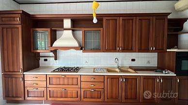 cucina in legno scuro completa 5 metri