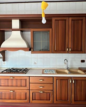 cucina in legno scuro completa 5 metri