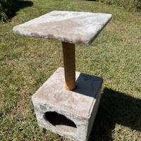 Grattatoio con cuccia per gatto