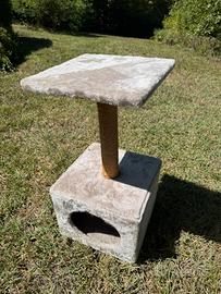 Grattatoio con cuccia per gatto