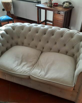 Divani vera pelle recentemente ripuliti.