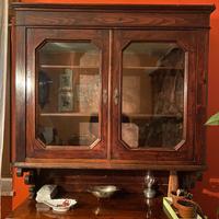 Vetrina in legno con ante di vetro