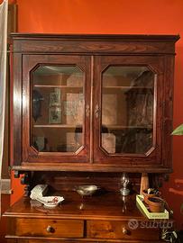 Vetrina in legno con ante di vetro