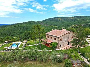 Rustico / Casale di 670 m² con più di 5 locali e b