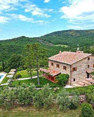 Rustico / Casale di 670 m² con più di 5 locali e b
