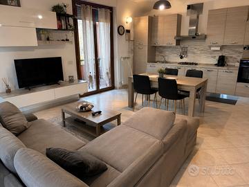 Trilocale con terrazzo, box auto e cantina a Desio