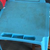 Tavolino in plastica azzurra con 2 sedie