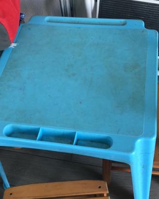 Tavolino in plastica azzurra con 2 sedie