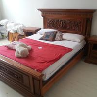 Letto e comodini in legno massello scolpiti a mano