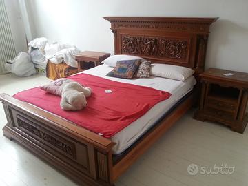 Letto e comodini in legno massello scolpiti a mano