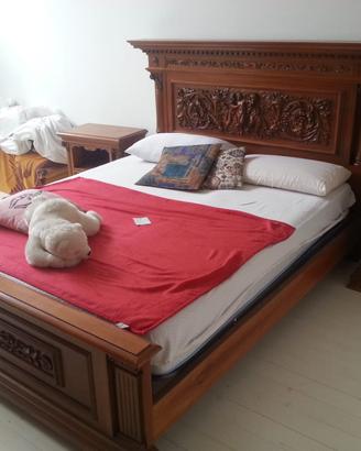 Letto e comodini in legno massello scolpiti a mano