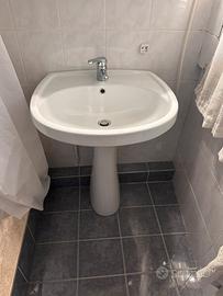 Lavandino bagno a colonna con rubinetto