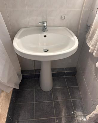 Lavandino bagno a colonna con rubinetto