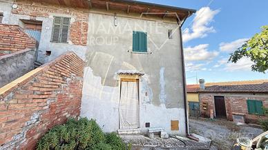 Casale suddiviso in tre unità abitative con terren