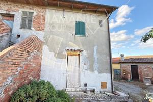 Casale suddiviso in tre unità abitative