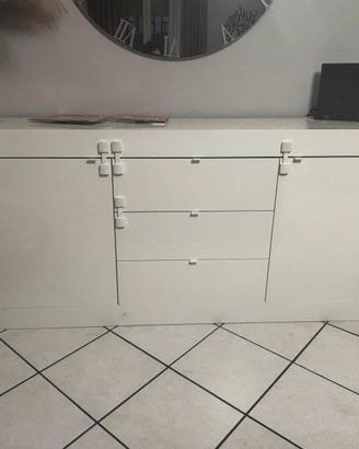 Credenza moderna bianca con ante e cassetti