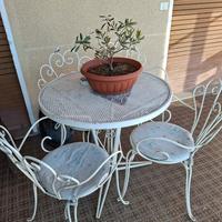 Tavolo con sedie in ferro da esterno originale ann