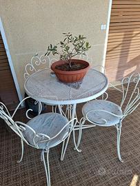 Tavolo con sedie in ferro da esterno originale ann