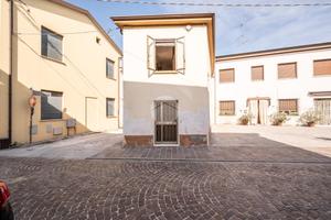 CASA INDIPENDENTE A CURTATONE