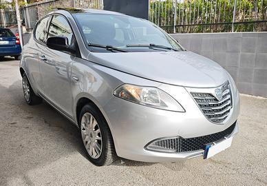 Lancia Ypsilon 1.2 69 CV con tetto apribile