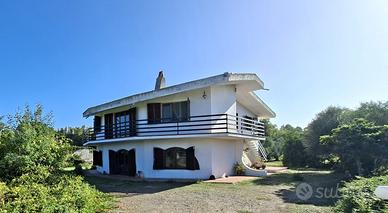 Villa con due appartamenti e 8000 mq di terreno