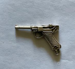 Ciondolo modello Luger P08 anni ‘80.