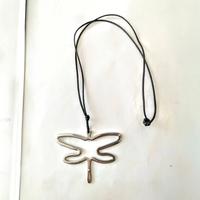 Collana con ciondolo a forma di libellula stilizza