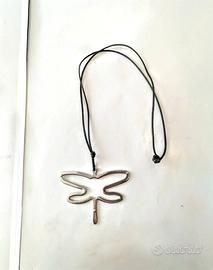 Collana con ciondolo a forma di libellula stilizza