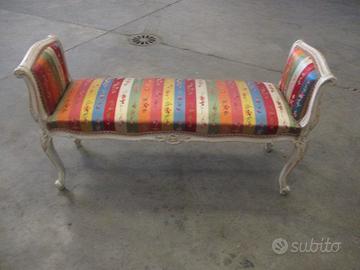 Divanetto in stile nuovo