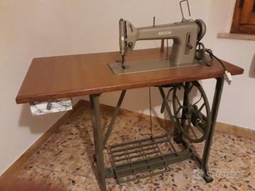 Macchina per cucire vintage NECCHI