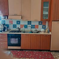 Cucina con elettrodomestici