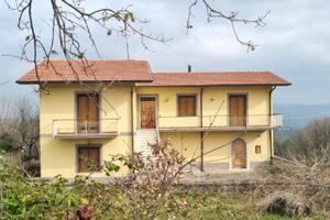 Casa indipendente 250 mq con terreno di mq 17500