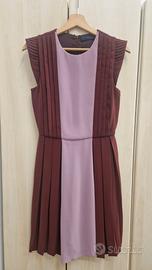 Abito Trussardi, design bicolore borgogna e rosa.