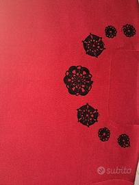 maglietta con fiori a uncinetto