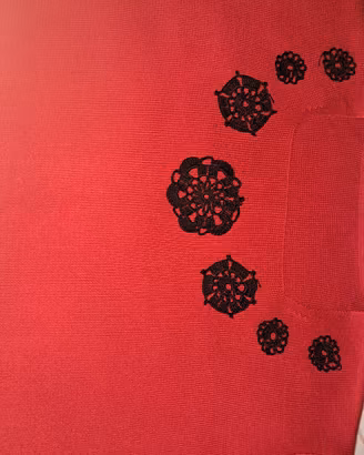 maglietta con fiori a uncinetto