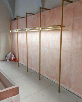 Arredamento per negozio abbigliamento