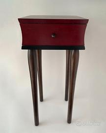 Comodino vintage Silea in legno bordeaux con casse