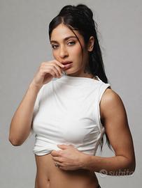 Maglietta bianca monospalla aderente su per trendy