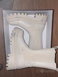 stivaletti bianchi modello Chelsea marca Carla Cô