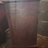 Comodino di legno
