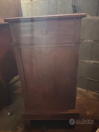 Comodino di legno