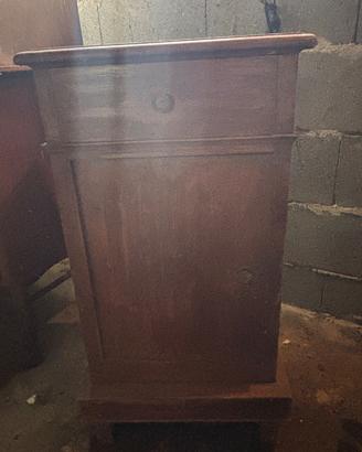 Comodino di legno