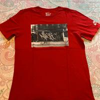 Maglietta Nike rossa stampa street photo