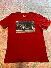 Maglietta Nike rossa stampa street photo