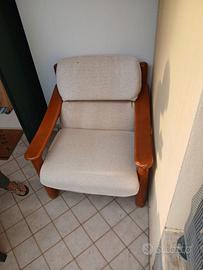 Poltroncina in legno con cuscini