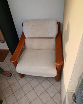 Poltroncina in legno con cuscini