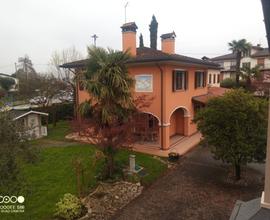 PIANIGA Ampia Casa accostata con giardino