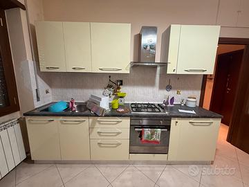 Cucina tavolo frigorifero sedie divano soggiorno