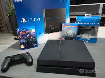 Playstation 4 (PS4) + 2 Joystick + 2 Giochi
