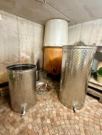 Attrezzatura per vinificazione e stoccaggio vino